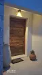Entrée contemporaine avec porte en bois dans une maison neuve à Ventabren
